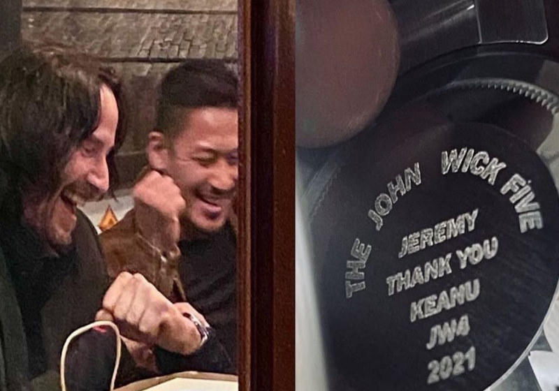 Keanu com um dos seus dublês e a mensagem de gratidão gravada no rolex Foto: keanucreeves.fanpage