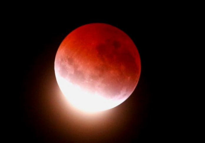 O fenômeno do eclipse lunar parcial, conhecido como Lua de Sangue será visto em todo o mundo Foto: Forbes