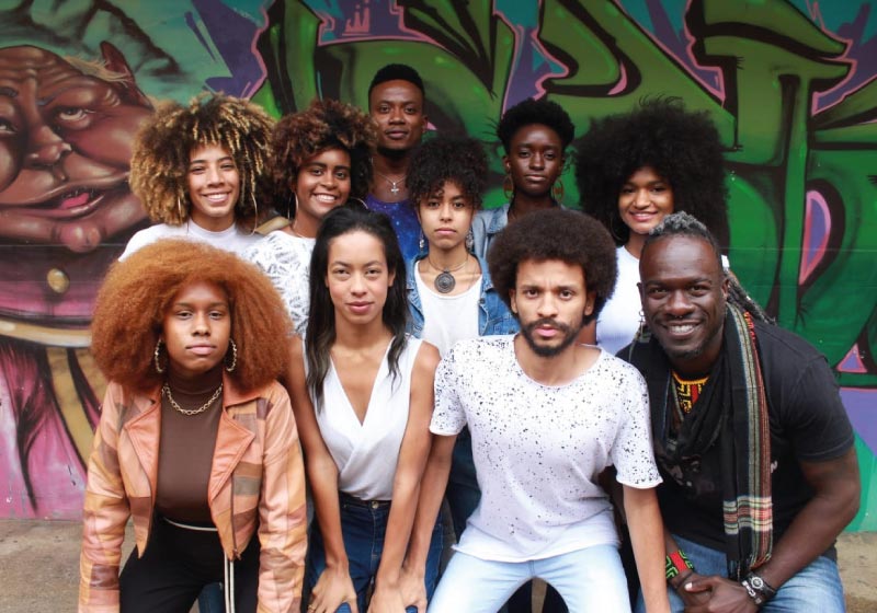 Adriano Lugoli e modelos em frente a um grafite, em Brasília — Foto: Arquivo pessoal