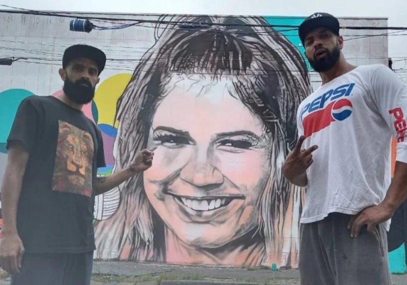 Os artistas Paulo e Edy Hp em frente ao mural de 23 metros de largura em Campo Limpo, SP Foto: Arquivo Pessoal