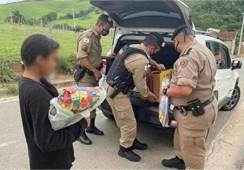 Mais do que chinelo da carta de Natal, os PMs levaram comida para a família de MG - Foto: divulgação