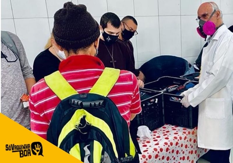 O Padre Julio Lancellotti entregando absorventes a homens trans carentes - Foto: Reprodução / Instagram