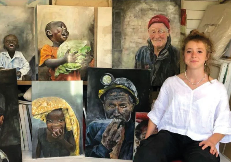 A jovem Makenzy aprendeu a pintar na pandemia com um pincel velho e restos de tinta da mãe - Foto: reprodução