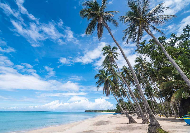 A primeira da lista, a praia Saud Beach, na ilha de Luzon, nas Filipinas Foto: reprodução Traveland Leasure