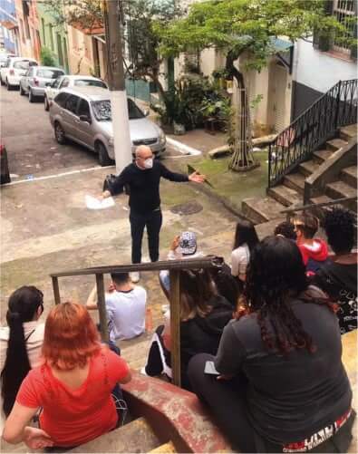 Professor mostra história das ruas do bairro - Foto: arquivo pessoal