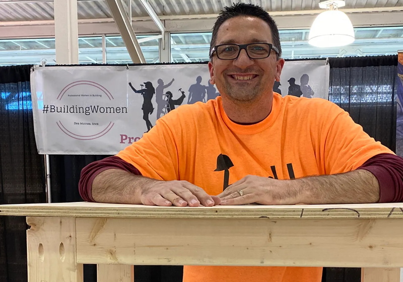 O professor Nate Evans que é marceneiro já chegou a fabricar 250 carteiras num dia Foto: Carpintaria com um propósito