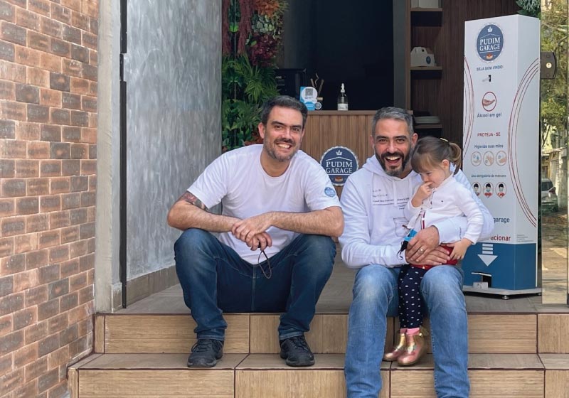 Marcelo e Renato adaptaram uma receita da avó, abriram uma empresa de pudim e hoje faturam R$ 40 mil por mês - Foto: PEGN