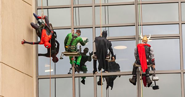 Limpadores de janela como super-heróis - Foto: divulgação