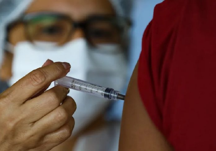 Todos os brasilieros adultos deverão tomar a 3ª dose da vacina contra Covid - Foto: Ernesto Carriço/NurPhoto via Getty Images