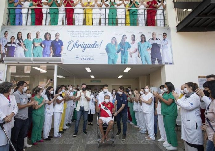 ultimo paciente covid rj capa Adelino, o último paciente com Covid internado no Hospital Ronaldo Gazolla, recebeu alta - Foto: Ana Branco / Agência O Globo