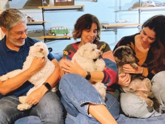 William, Natasha e a filha dele posam com os cães - Foto: reprodução Instagram