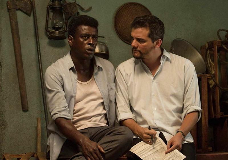 Seu Jorge e o diretor Wagner Moura durante as gravações de Marighella - Foto: divulgação
