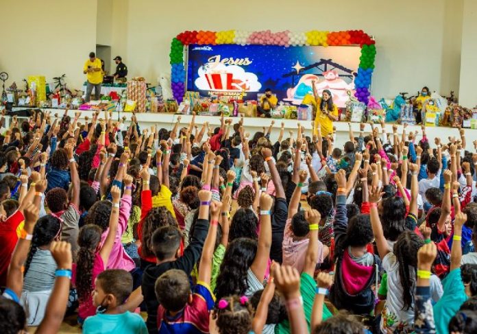 A ação de Natal dos empresários levou brinquedos e 5 mil lanches para mais de mil crianças do Entorno de Brasília - Foto: divulgação
