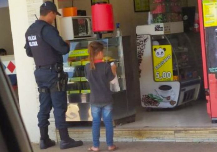 O PM foi flagrado pagando lanche para um menino por uma moradora de Campo Grande /MS - (Foto: Arquivo Pessoal)
