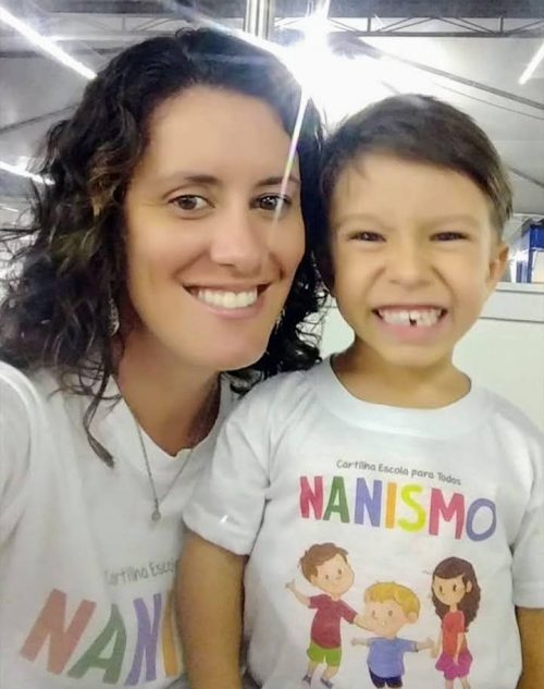 Vélvit Severo, autora da cartilha Escola para Todos Nanismo e o seu filho Theo - Foto arquivo pessoal