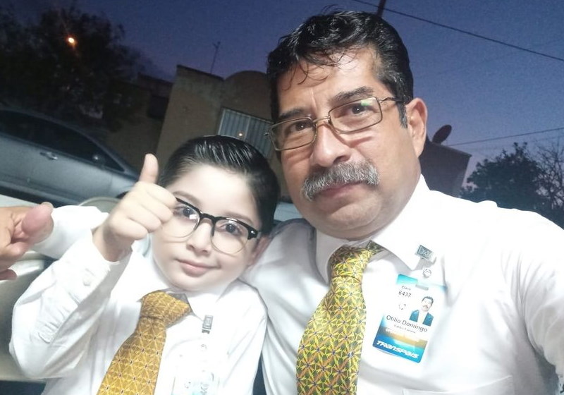 Ian se vestiu como o avô motorista, com uniforme da empresa de ônibus, e um crachá - Foto: Facebook