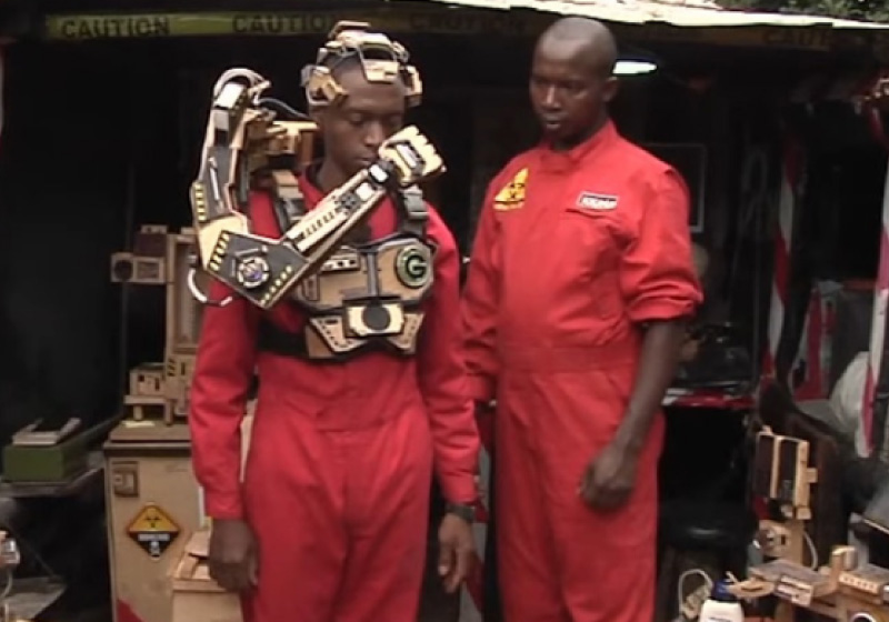 Dois jovens do Quênia criaram um braço robótico que usa estímulos da mente e pode ajudar quem tem deficiência nos braços - Foto: reprodução YouTube