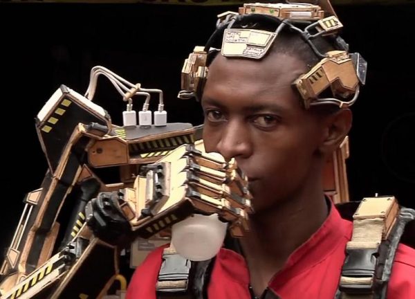 O braço robótico funciona por Inteligência Artificial - Foto: reprodução YouTube