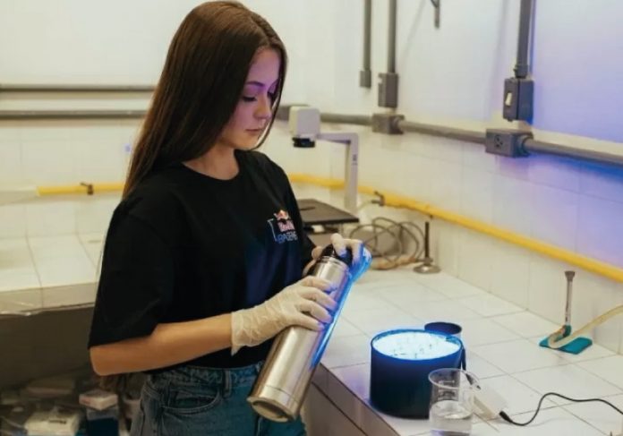 Barbara criou o Aqualux, uma garrafa que limpa água poluída e transforma em potável - Foto: divulgação