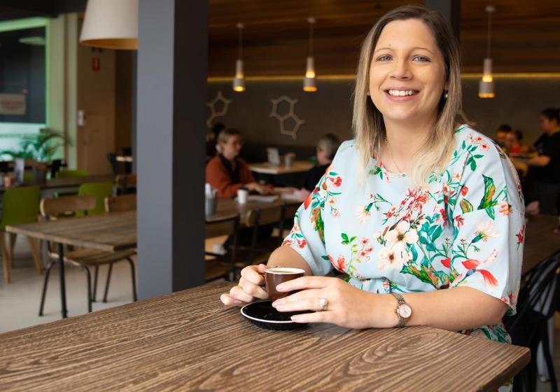 Dra. Samantha Gardener diz que se pesquisas adicionais confirmarem esta ligação, “a ingestão de café poderia retardar o início da doença de Alzheimer - Foto: Edith Cowan University / SciTechDaily