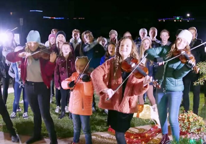 Ainda é Natal! Flash mob de jovens emociona vizinhos