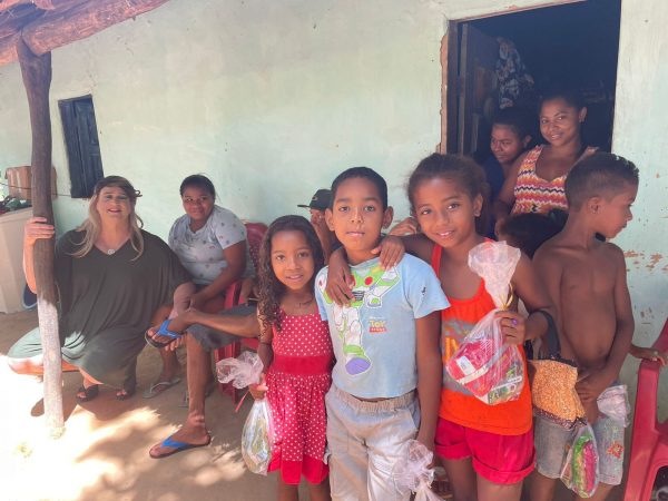 Carmela com algumas crianças beneficiadas no sertão - Foto: divulgação