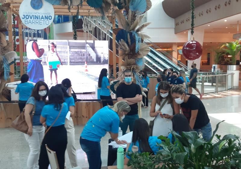 A emoção dos ex-alunos na entrega das cartas escritas por eles no ano 2000 - Foto: arquivo pessoal