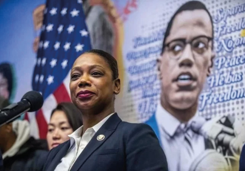 A nova chefe de polícia de Nova Iorque será a terceira pessoa preta a assumir o cargo e a primeira mulher a estar no comando do distrito - Foto: reprodução