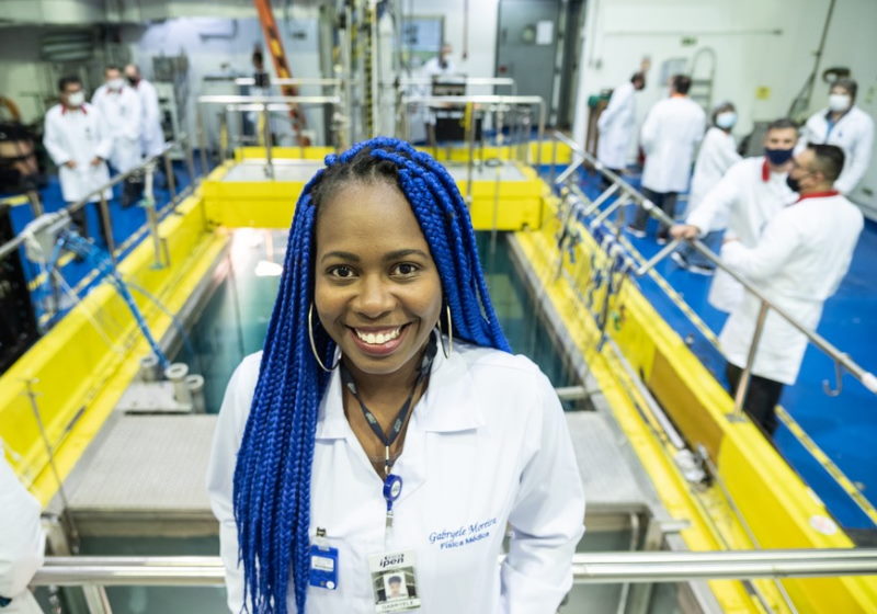 Ana Gabryele Moreira, de 29 anos, é estudante de física médica na USP e acaba de se tornar a primeira mulher preta brasileira a receber o Prêmio Marie Curie Foto: Cassimano