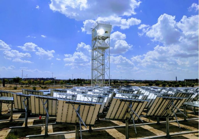 Os pesquisadores suíços utilizam a luz solar para fazer a transformação do CO2 e foram premiados com o Energy Globe Foto: Divulgação