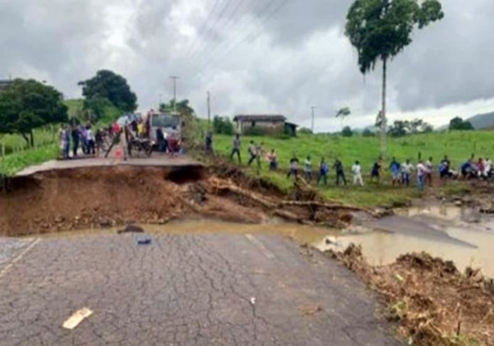 Moradores fazem corrente humana e passam alimentos de mão em mão após cratera em estrada da Bahia - Foto: reprodução / redes sociais