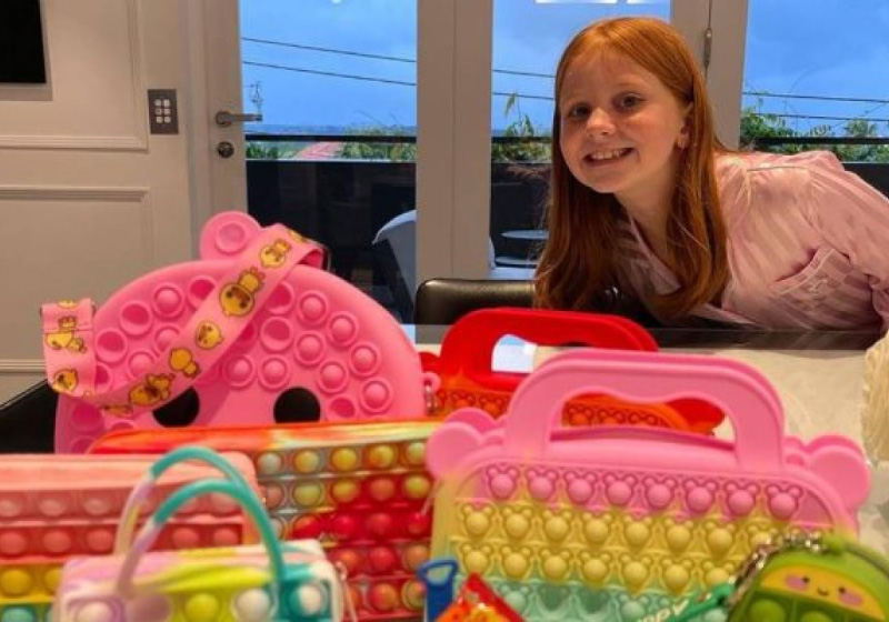 A menina tem mente empreendedora, segundo a mãe, podendo se aposentar aos 15 anos - Foto: reprodução The Sun