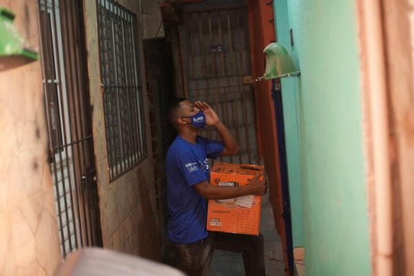 Funcionário da Favela Brasil Xpress entregando em Paraisópolis - Foto: REUTERS/Leonaro Benassatto