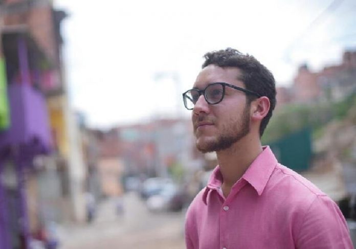 O Jovem empreendedor Givanildo Bastos, de 21 anos, criou o Favela Xpress - Foto: Reuters