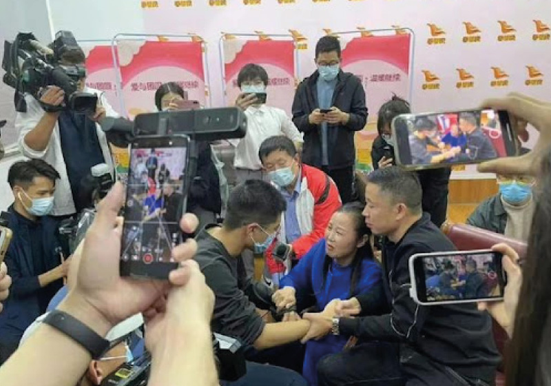 Os pais encontram filho sequestrado após 14 anos de busca na China - Foto: divulgação