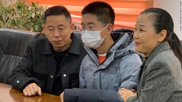 Os pais reencontraram o filho com ajuda de uma nova tecnologia da policia chinesa - Foto: divulgação