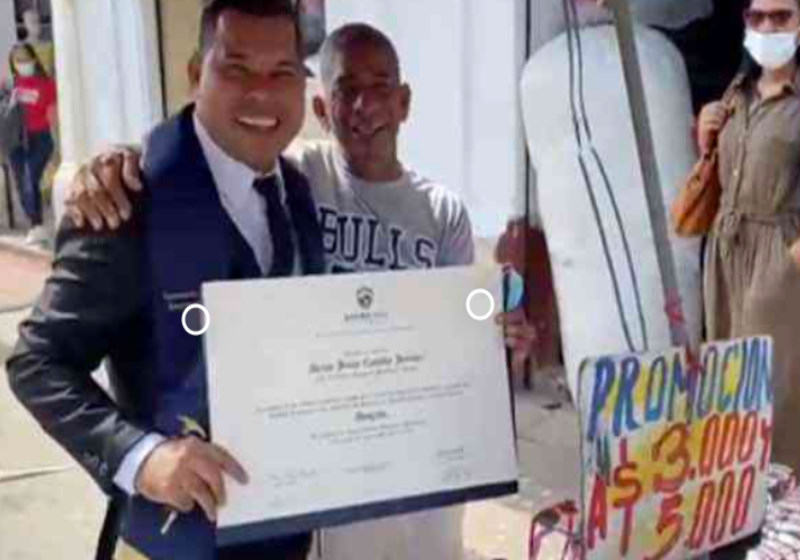 Alexis e o pai German com o título de advogado e a comemoração dos dois Foto: Twitter