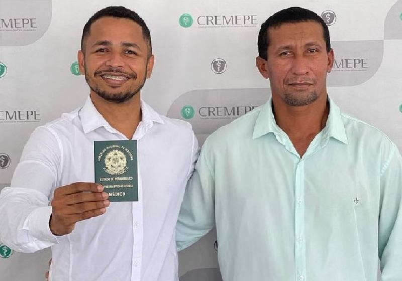O agora médico Wellington Gomes quer mudar a vida do pai, que trabalha na lavoura com cana - Foto: Instagram