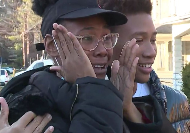 Ebony com um dos filhos sem acreditar na surpresa. Ela queria um lugar para morar e passar o natal. Foto: reprodução YouTube