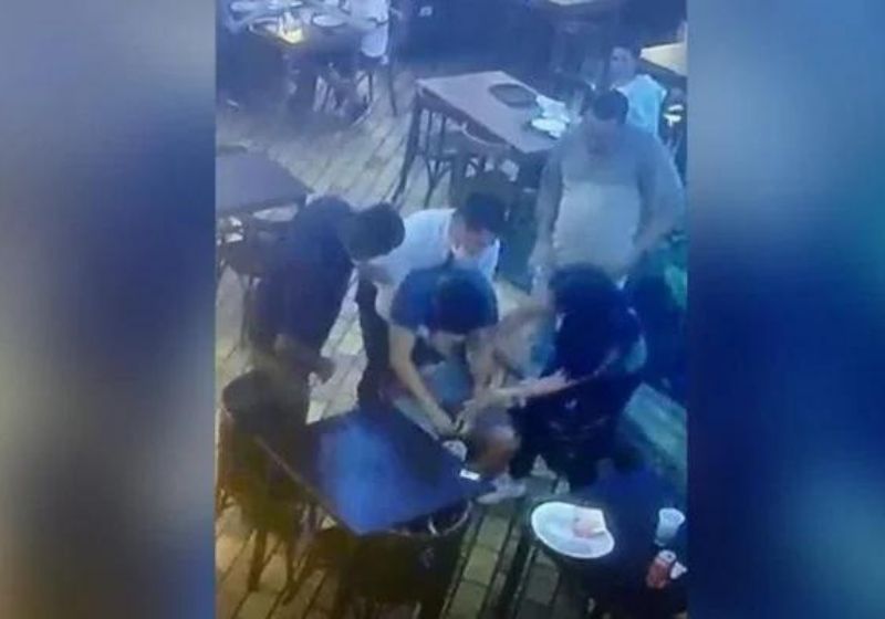 Garçom aplicou manobra Heimlich e salvou o cliente engasgado de 38 anos. Foto: Reprodução/Vídeo