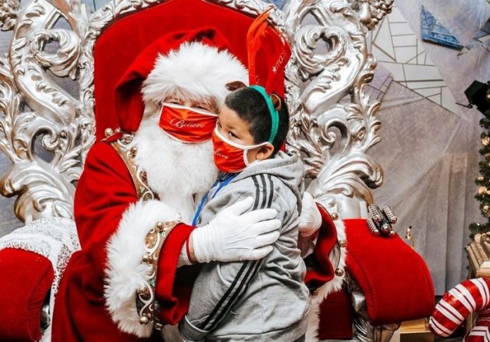 Garotinho com leucemia realiza sonho de conhecer casa do Papai Noel