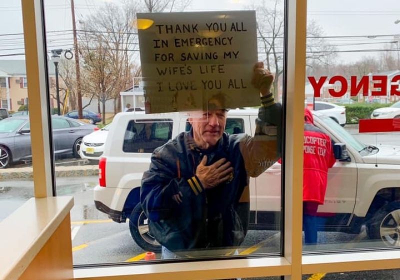 A foto comovente do idoso agradecendo aos médicos por salvarem a esposa dele viralizou. Foto: Reprodução/ Instagram Shay Vander Vliet