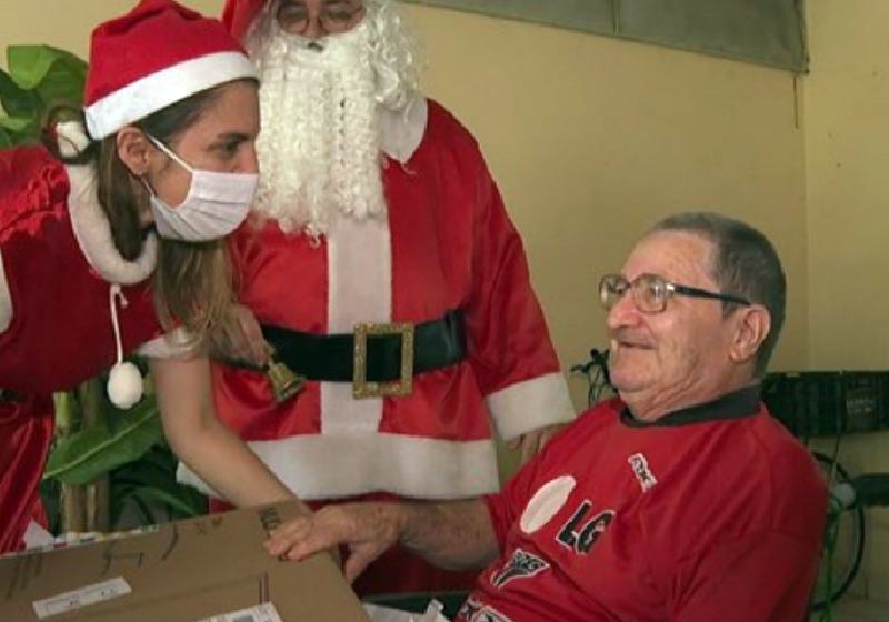 Ação na Casa do Vovô melhora o Natal de idosos em Ribeirão Preto (SP) — Foto: Reprodução/EPTV