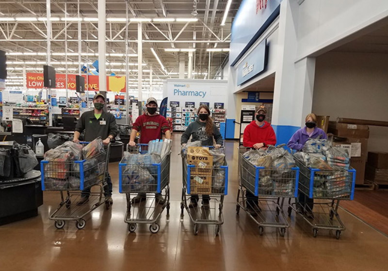 Os irmãos Tyler e Monica doam milhares de brinquedos no Natal e este ano estabeleceram a meta de distribuir 50 mil - Foto: Local12.com