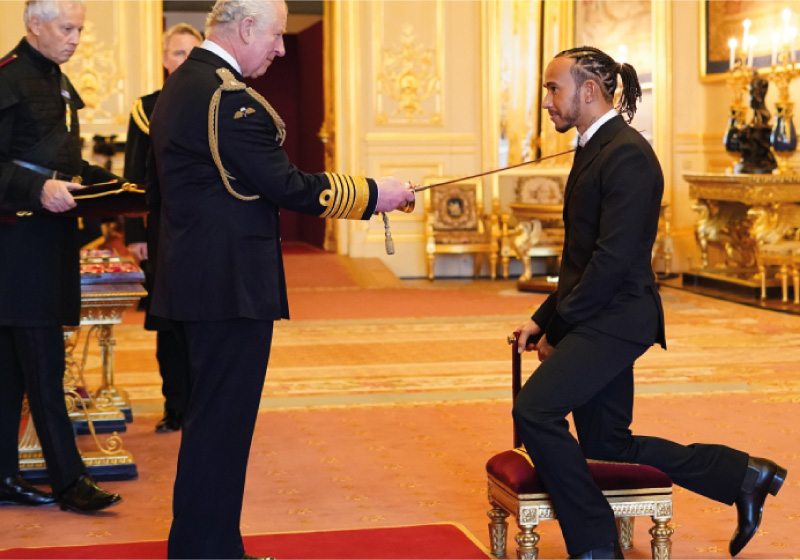 Lewis Hamilton recebeu o título de cavaleiro do Príncipe Charles - Foto: Dominic Lipinski