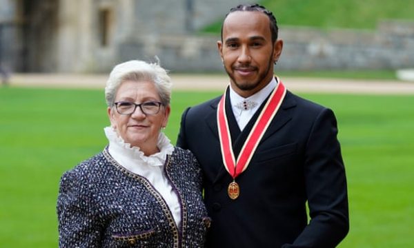 Lewis Hamilton esteve acompanhado da mãe - Foto: AFP 