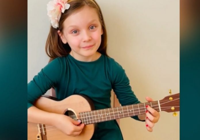 Maya, de 8 anos, vem fazendo sucesso nas redes ao tocar clássicos de Bach no ukulele - Foto: reprodução Instagram