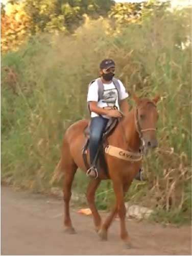 Lorran indo para a escola a cavalo - Foto: arquivo pessoal