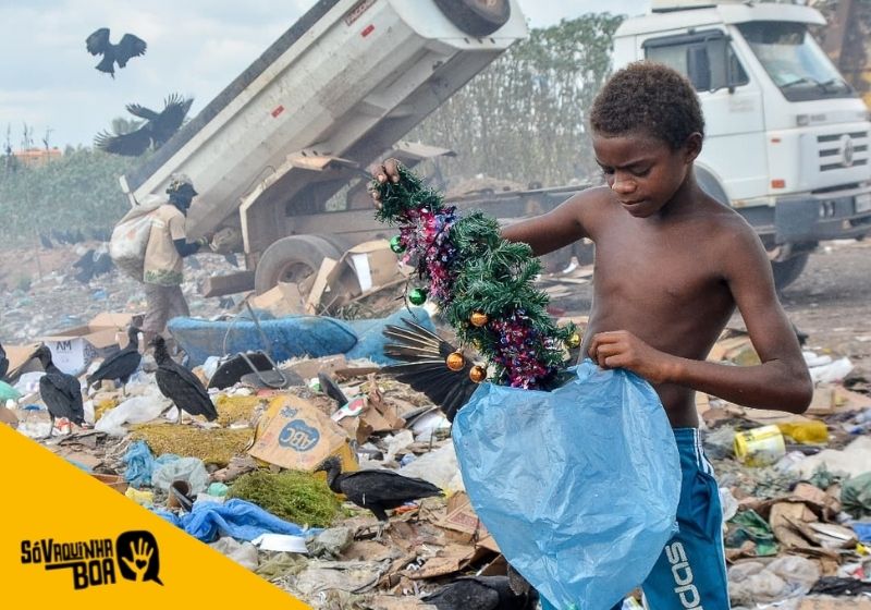 Gabriel, o menino da foto com arvore de natal no lixão, ganhou uma vaquinha. Ajude também! - Foto: João Paulo Guimarães