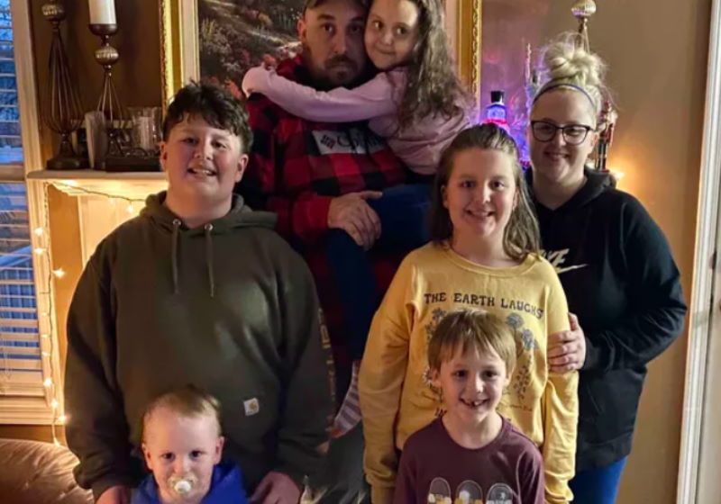 Brody Sims (à esquerda) salvou os quatro irmãos e agora a família arrecada fundos para o natal Foto: Arquivo Pessoal